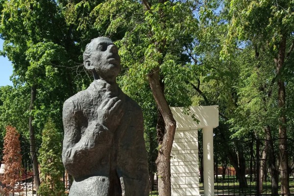 Памятник Осипу Мандельштаму в Воронеже: история бронзового поэта